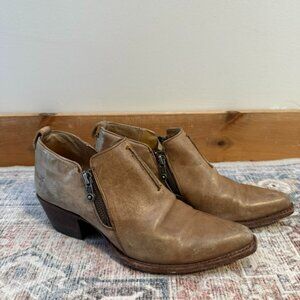 Frye Sacha Moto Shootie - Fawn / 8